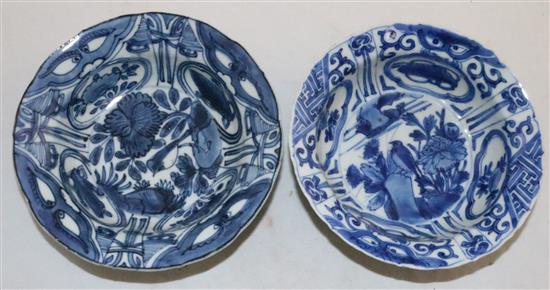 Two small Chinese Kraak blue and white barbed rim bowls, early 17th century, 14.5 and 15cm, one cracked